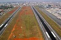 Aeroporto de Congonhas: Avião derrapa após pousar na pista
