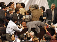 Há feridos na  briga entre os deputados  do Congresso mexicano