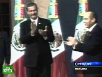 Mau sinal : faixa presidencial mexicana   quase caiu no chão
