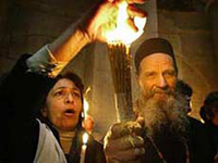 Os ortodoxos russos podem pegar uma parte do fogo sagrado de Jerusalém