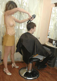 Cabeleireira em topless cortando cabelo