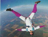 Skydiver sobreviveu caindo da altura de 3.657 metros (vídeo)
