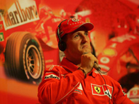 Schumacher vence e passa à liderança
