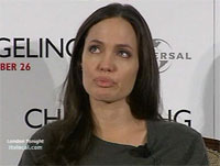 Angelina Jolie chora ao falar da mãe