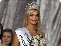 Concorrente a miss Rússia cai de Palco
