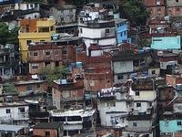 Moradores das favelas lutam para derrubar os muros