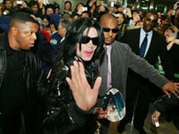 Michael Jackson faz furor nas ruas de Tóquio
