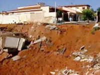 Cratera em Monte Alto continua engolir casas