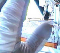 Astronauta interrompeu missão no espaço por um buraco na luva