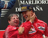 Pelé entrega troféu a um nervoso Schumacher