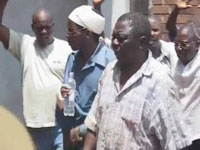 Líder da oposição no Zimbabué hospitalizado com fratura do crânio