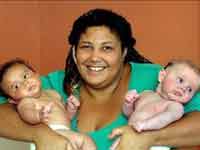 Mãe  deu à luz a dois gêmeos, um branco e um negro
