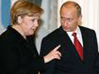 Putin e Merkel falam antes da Cimeira