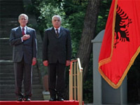 Bush começou campanha eleitoral na Albânia