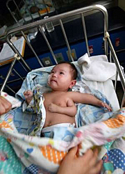 Na China nasceu a criança com tres braços