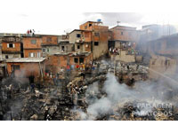 Favela atingida por um incêndio de grandes proporções