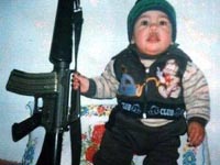 Criança de 2 anos foi tomado por terrorista.
