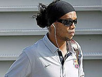 Torcida critica Ronaldinho Gaúcho pela saída da equipe espanhola