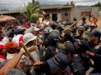 Milhares de hondurenhos enfrentam a repressão militar e vão para a fronteira apoiar Zelaya