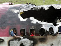 Avião ao aterrisar se chocou contra árvores e muros: 87 mortos