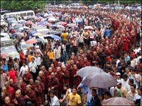 Monges budistas ecabeçaram os protestos na  Birmânia