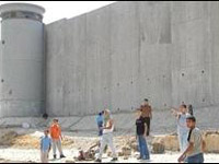 Muro  em Bagdá suspenso