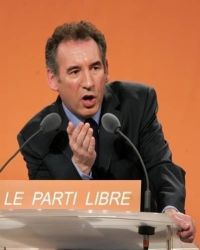 Presidenciáveis franceses disputam apoio de Bayrou