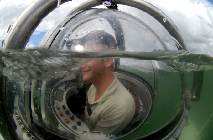 Mini-submarinos navegam pelos Oceanos