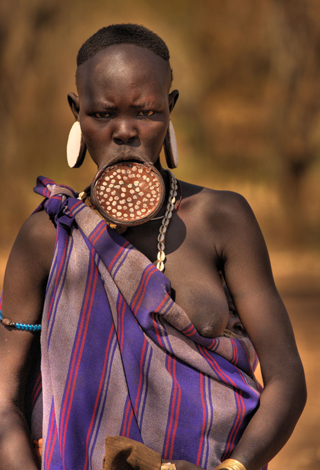 Meninas belas da tribo Mursi