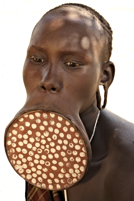 Meninas belas da tribo Mursi