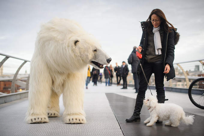 Protótipo de urso anda pelas ruas de Londres
