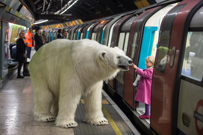 Protótipo de urso anda pelas ruas de Londres