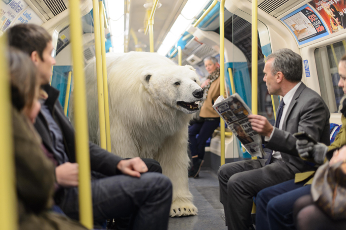 Protótipo de urso anda pelas ruas de Londres