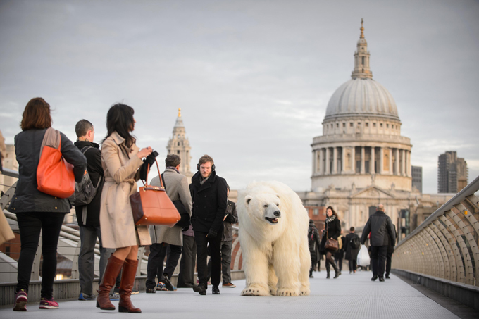 Protótipo de urso anda pelas ruas de Londres