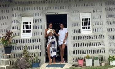 Eles ergueram uma casa de sete cômodos usando garrafas — veja como fizeram