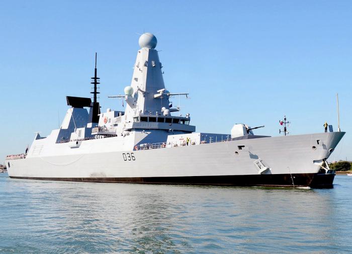 Reino Unido nega relatórios sobre fogo de alerta e bombas no HMS Defender