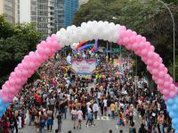 Parada LGBT reúne multidão na Avenida Paulista