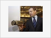 Medvedev: Rússia é conhecida não só por Kalashnikov