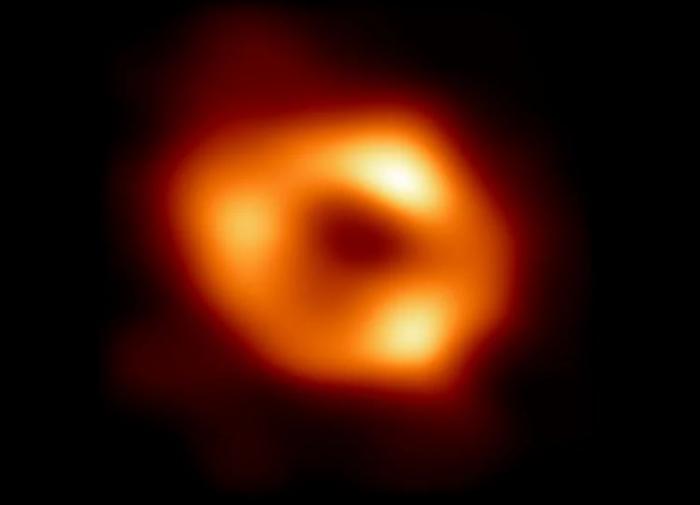 O astrofísico Ferjal Ozel sobre a imagem de um buraco negro na nossa galáxia: 'Parece um donut'.