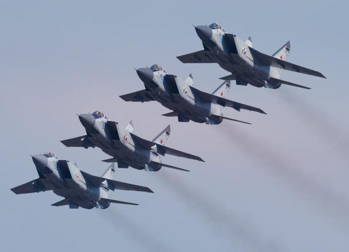 Os aviões de caça MiG-31 conduzem exercícios na estratosfera