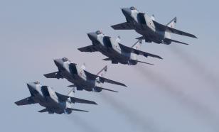 Os aviões de caça MiG-31 conduzem exercícios na estratosfera