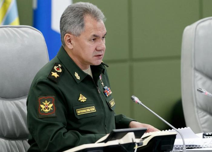 O Ministro da Defesa russo Shoygu entrega relatório especial a Putin