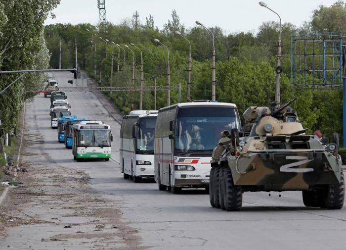 O Ministério da Defesa russo mostrou novas imagens da saída de militantes ucranianos de Azovstal
