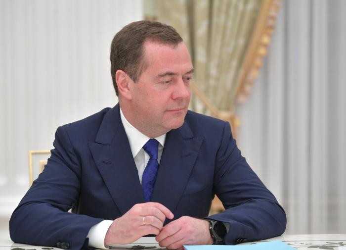 Medvedev riu da proibição de pagar dívidas em dólares: "A forte jogada de Biden"