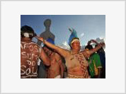 Sigourney Weaver participa de protesto contra Belo Monte em Nova York