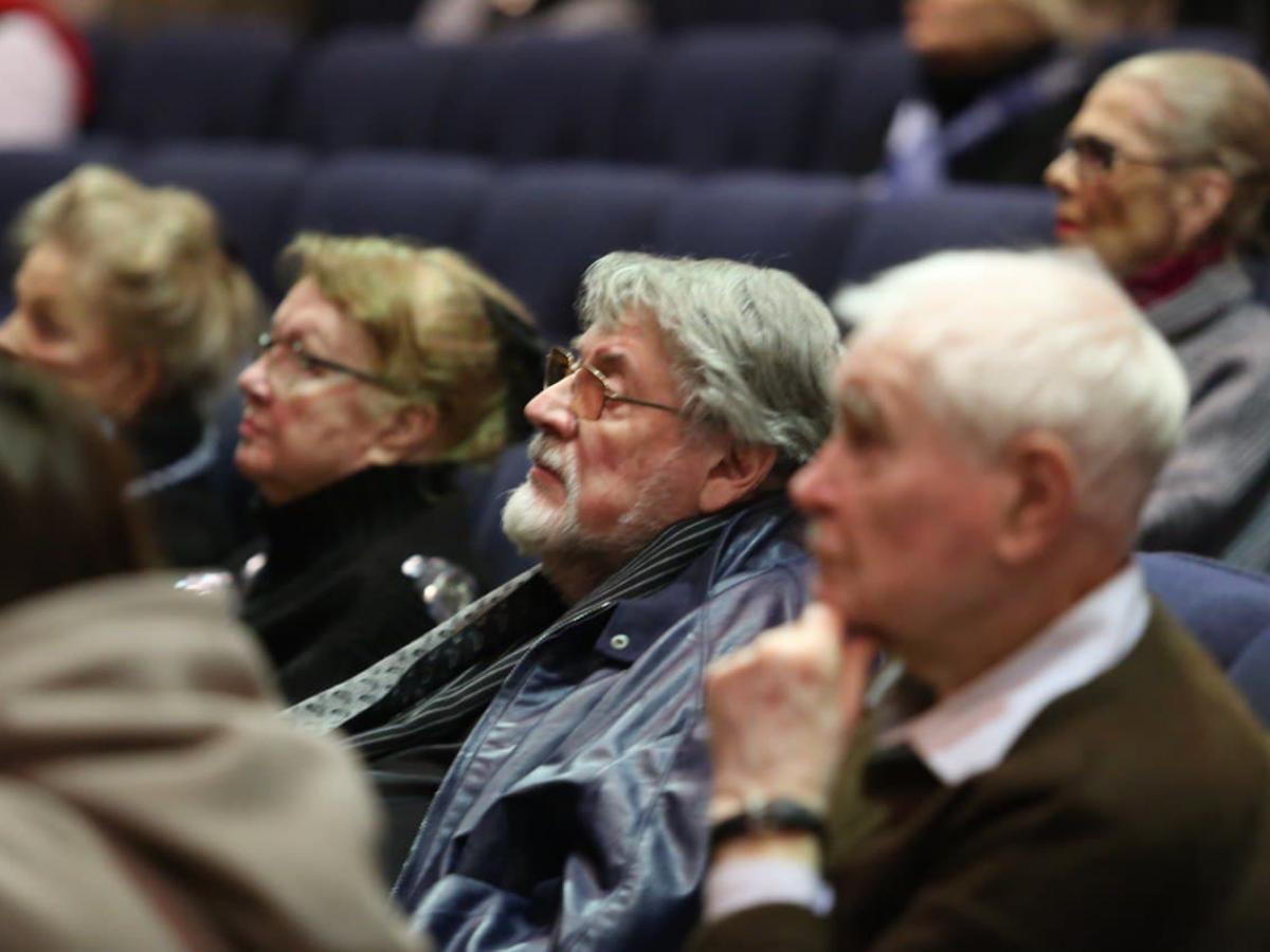 O Centro Meyerhold grita "morte russa" do palco