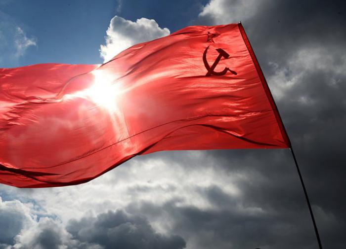 Os comunistas propuseram fazer a bandeira do estado da URSS