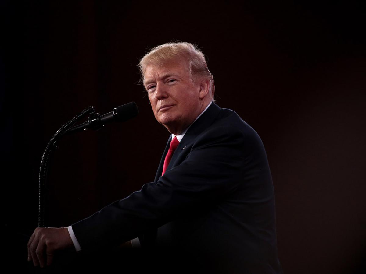 Trump anuncia tarifas de 25% à Colômbia após rejeição de voos com migrantes
