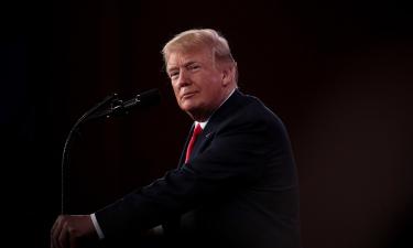 Trump anuncia tarifas de 25% à Colômbia após rejeição de voos com migrantes