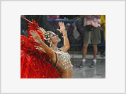 Carnaval no Rio :Juliana Paes  desfila em cima do carro de 38 metros